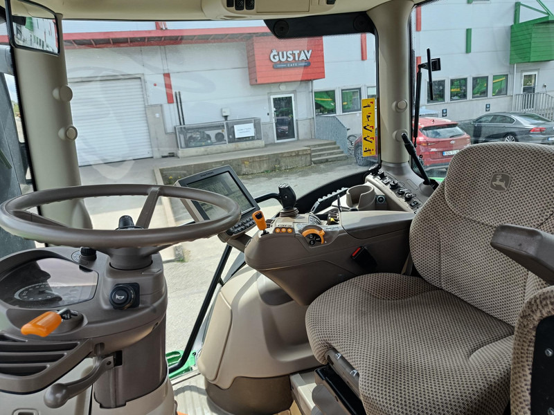 Трактор John Deere 6215R: фото 12