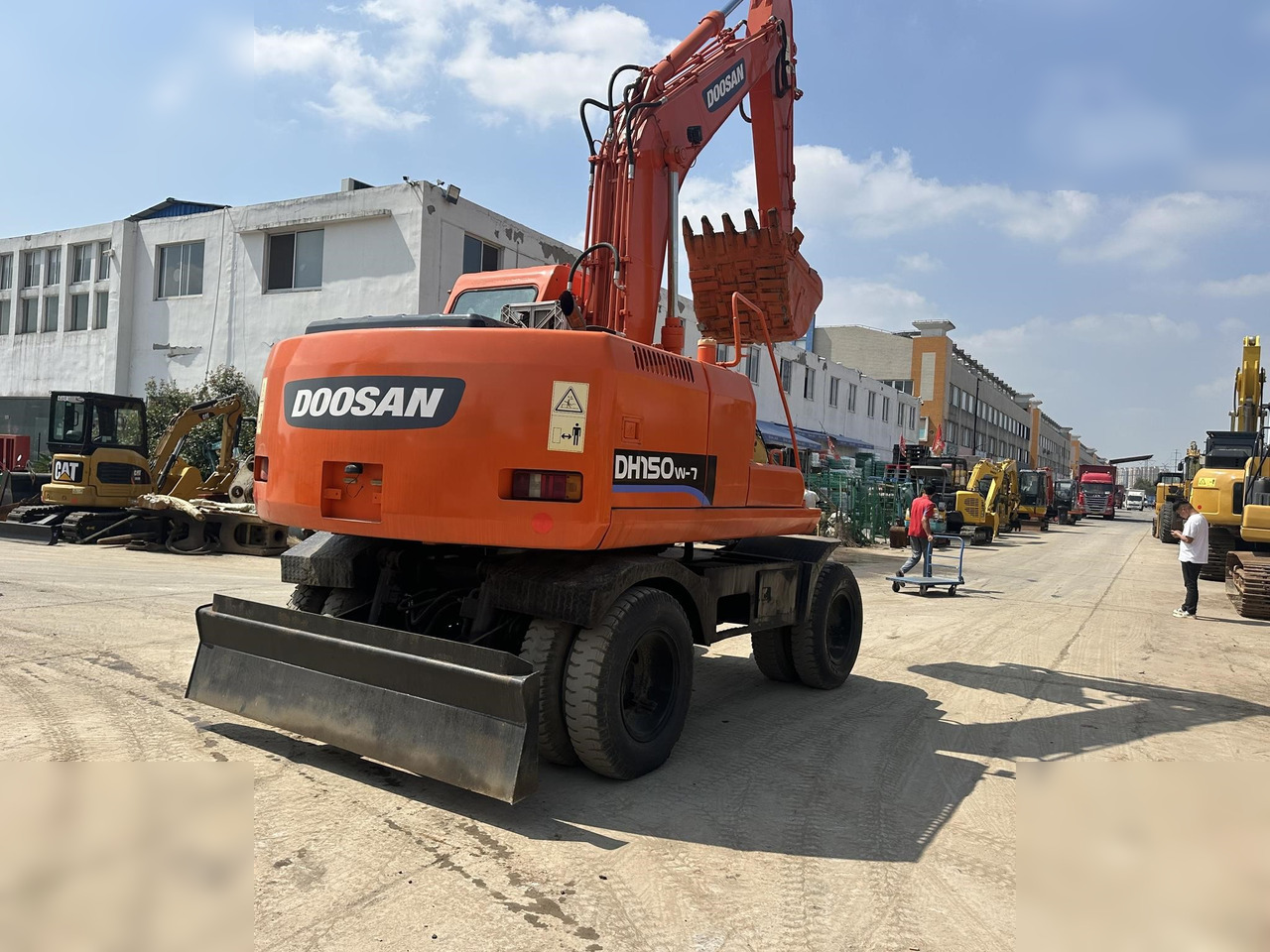 DOOSAN DH150W-7 - Колёсный экскаватор: фото 3 DOOSAN DH150W-7 - Колёсный экскаватор: фото 3