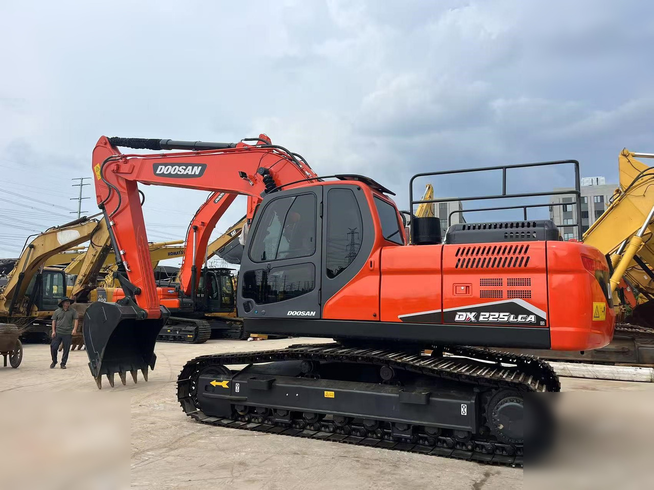 DOOSAN DX225 LC - Гусеничный экскаватор: фото 1 DOOSAN DX225 LC - Гусеничный экскаватор: фото 1