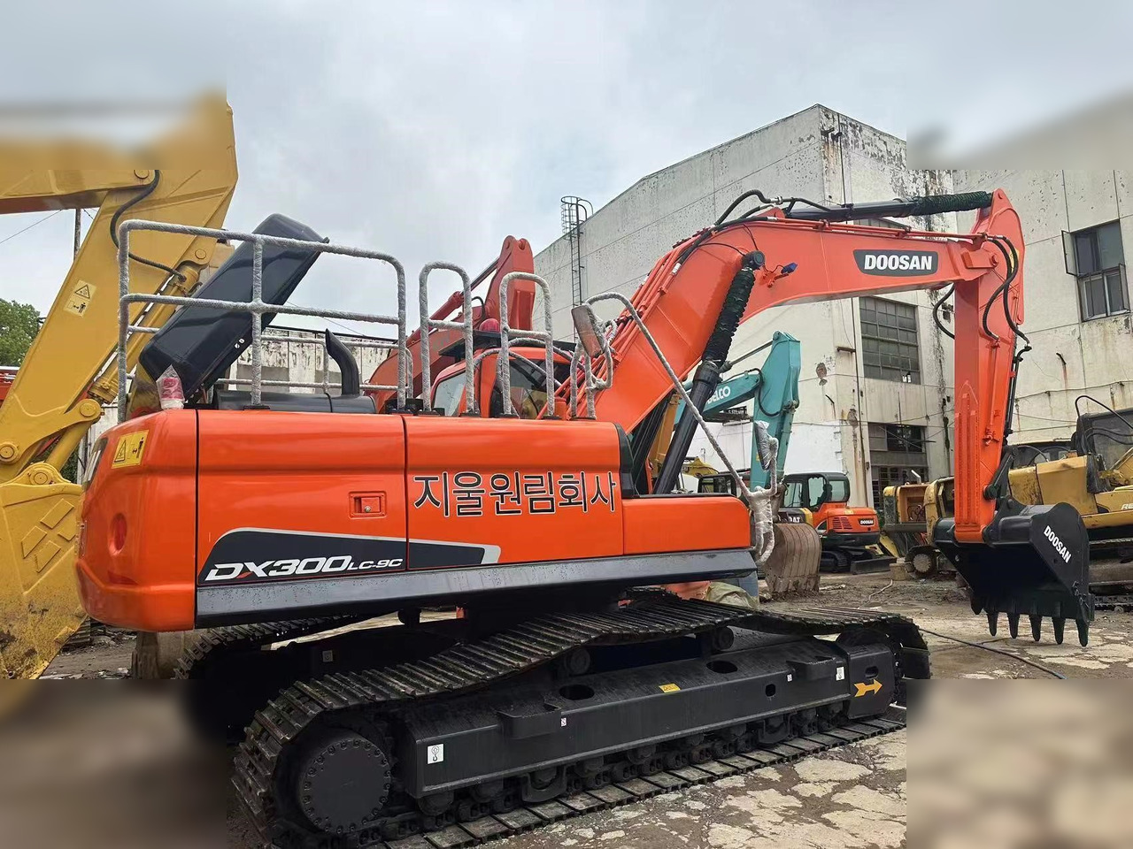 DOOSAN DX300 LC - Гусеничный экскаватор: фото 1 DOOSAN DX300 LC - Гусеничный экскаватор: фото 1