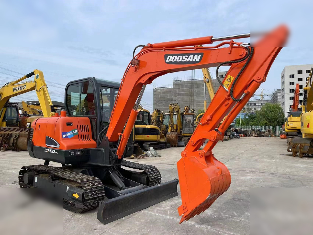 DOOSAN DX60-9C - Гусеничный экскаватор: фото 2 DOOSAN DX60-9C - Гусеничный экскаватор: фото 2