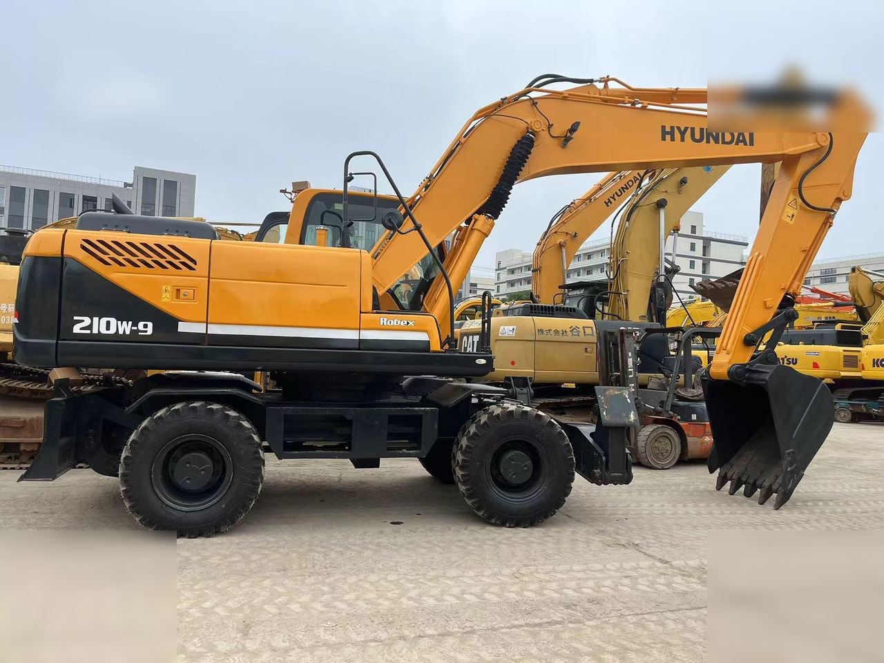 HYUNDAI ROBEX 220 LC-9S - Гусеничный экскаватор: фото 1 HYUNDAI ROBEX 220 LC-9S - Гусеничный экскаватор: фото 1