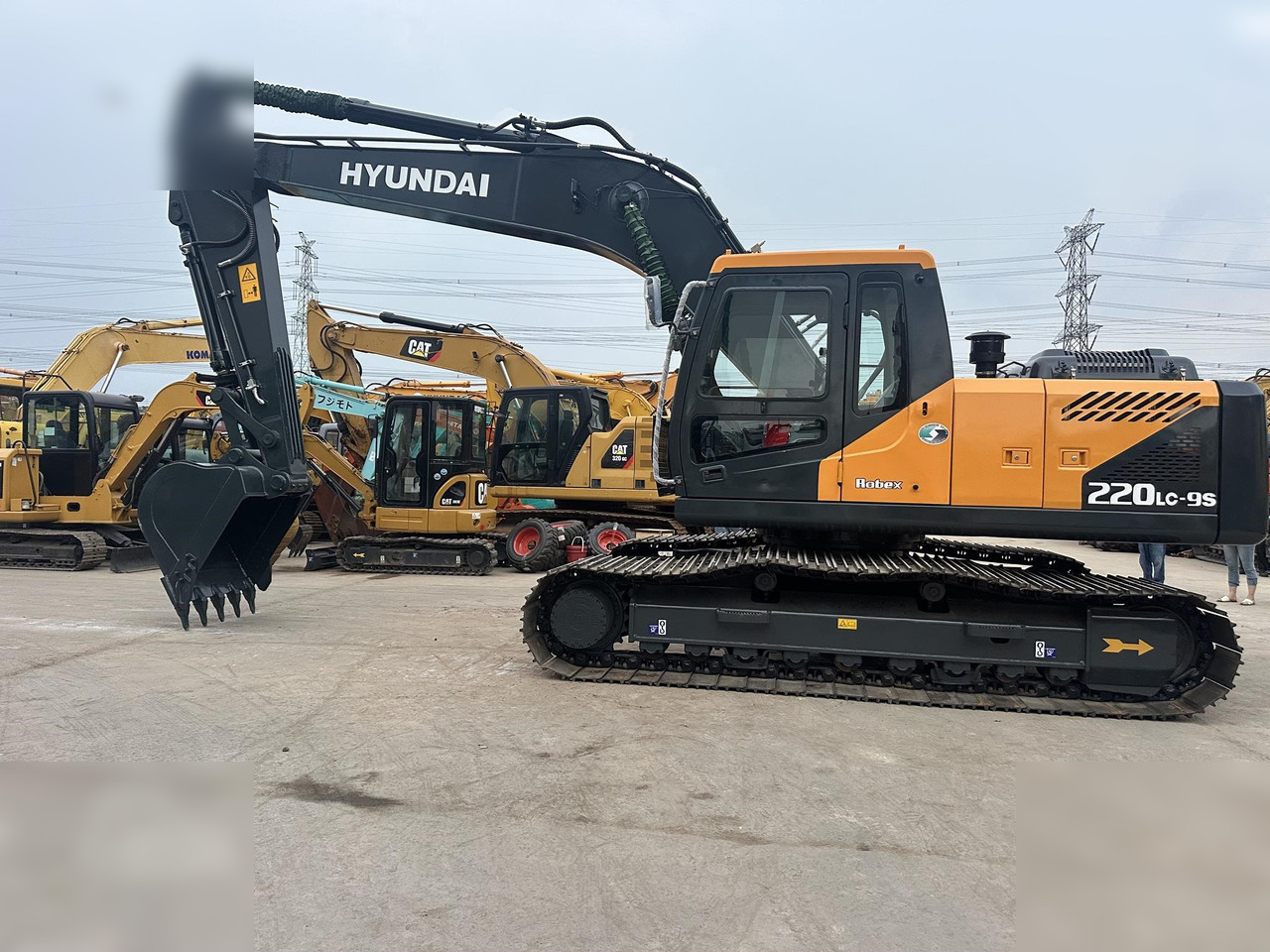 HYUNDAI ROBEX 220 LC-9S - Гусеничный экскаватор: фото 1 HYUNDAI ROBEX 220 LC-9S - Гусеничный экскаватор: фото 1