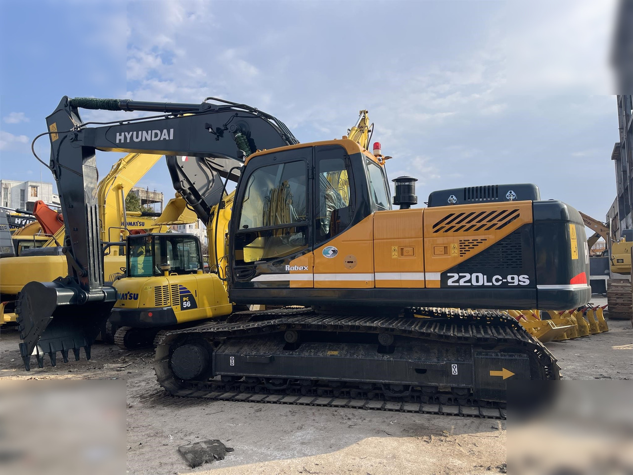 HYUNDAI ROBEX 220 LC-9S - Гусеничный экскаватор: фото 1 HYUNDAI ROBEX 220 LC-9S - Гусеничный экскаватор: фото 1