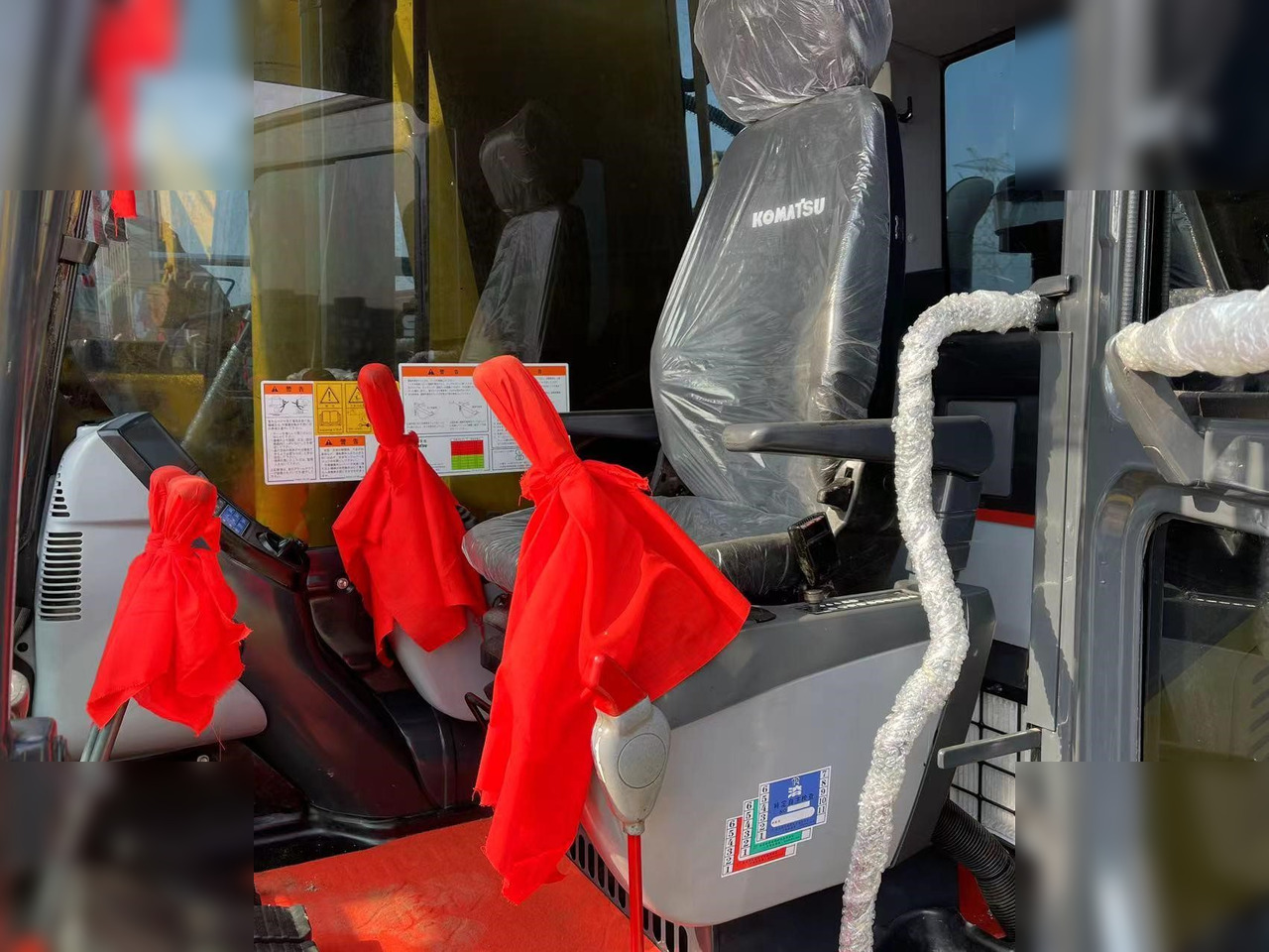 KOMATSU PC220-8 - Гусеничный экскаватор: фото 3 KOMATSU PC220-8 - Гусеничный экскаватор: фото 3