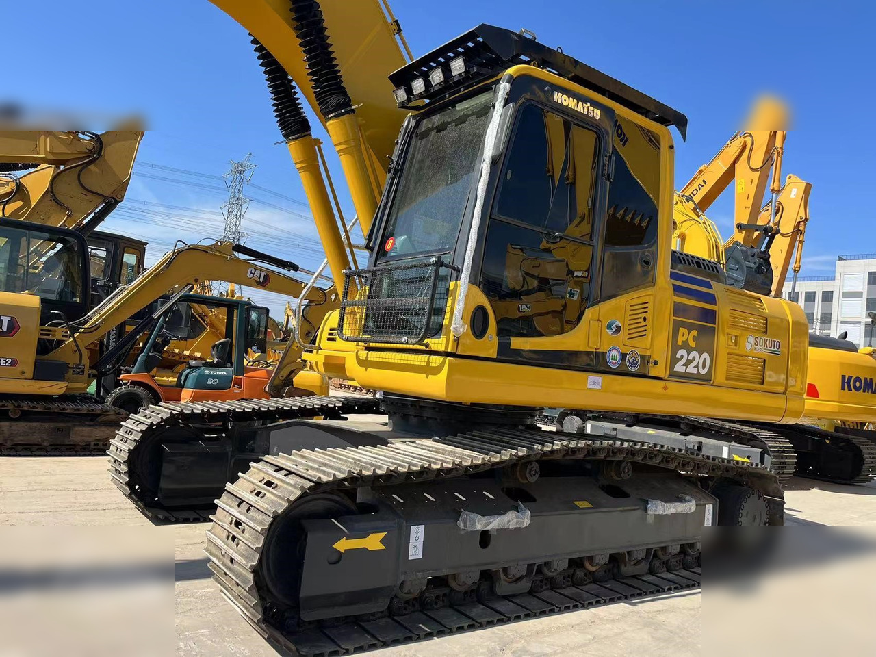 KOMATSU PC220-8 - Гусеничный экскаватор: фото 3 KOMATSU PC220-8 - Гусеничный экскаватор: фото 3