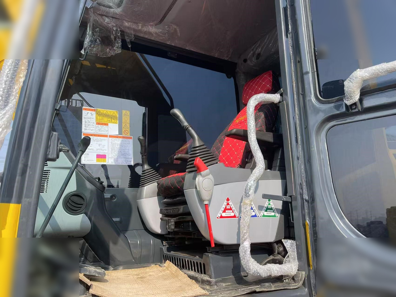 KOMATSU PC220-8 - Гусеничный экскаватор: фото 5 KOMATSU PC220-8 - Гусеничный экскаватор: фото 5