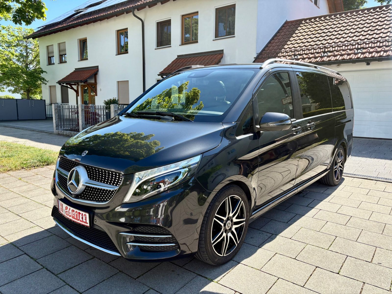 Mercedes-Benz V 300d 4M*AMG-Line*Exclusive*Luxus-Bus*Panorama* - Пассажирский фургон: фото 1 Mercedes-Benz V 300d 4M*AMG-Line*Exclusive*Luxus-Bus*Panorama* - Пассажирский фургон: фото 1