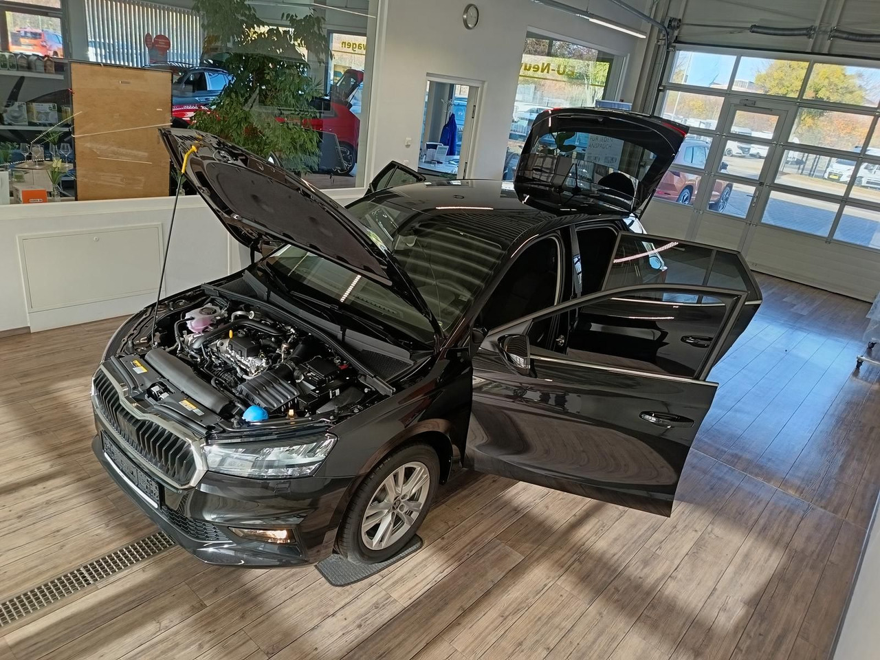 Skoda Fabia 130 Jahre 1,0 TSI*AHK-VORBER.*5J.GARANTIE* - Седан: фото 2 Skoda Fabia 130 Jahre 1,0 TSI*AHK-VORBER.*5J.GARANTIE* - Седан: фото 2