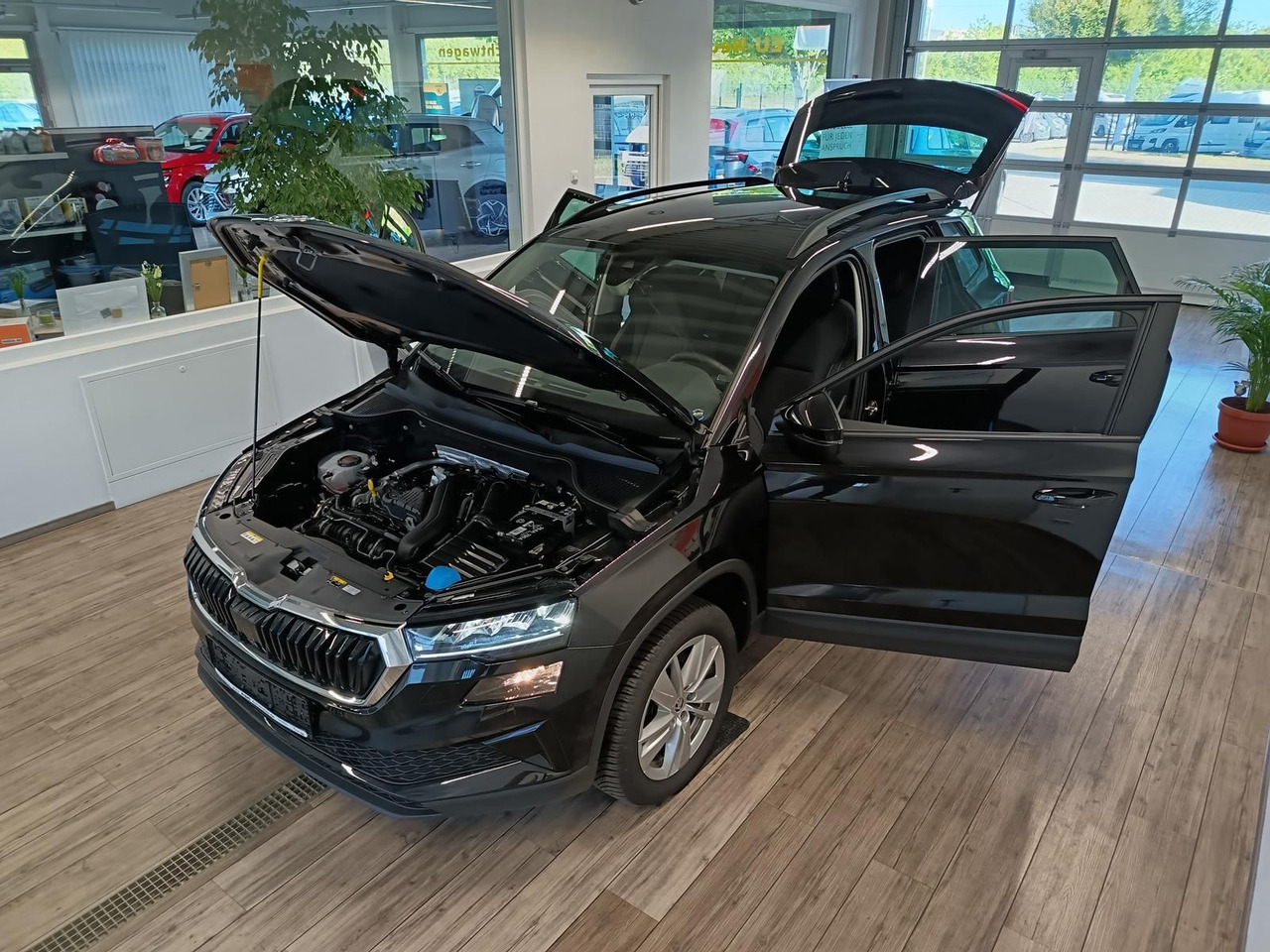 Skoda Karoq Selection 1,5TSI*NAVI*AHK-VORBER*LED*R-KAM - Внедорожник: фото 2 Skoda Karoq Selection 1,5TSI*NAVI*AHK-VORBER*LED*R-KAM - Внедорожник: фото 2