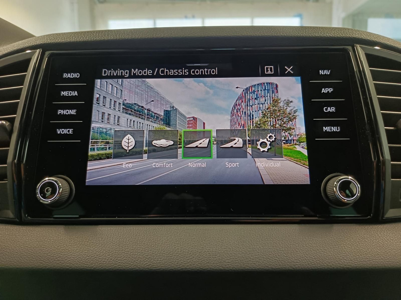 Внедорожник Skoda Karoq Sportline 1,5 TSI DSG*AHK*PSD*STD.HZG*NAVI: фото 14 Внедорожник Skoda Karoq Sportline 1,5 TSI DSG*AHK*PSD*STD.HZG*NAVI: фото 14