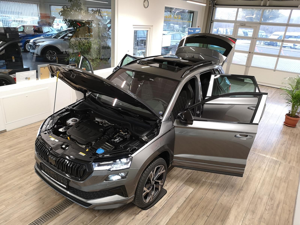 Skoda Karoq Sportline 2,0TDI DSG 4x4*PSD*AHK*360°*NAVI - Внедорожник: фото 2 Skoda Karoq Sportline 2,0TDI DSG 4x4*PSD*AHK*360°*NAVI - Внедорожник: фото 2