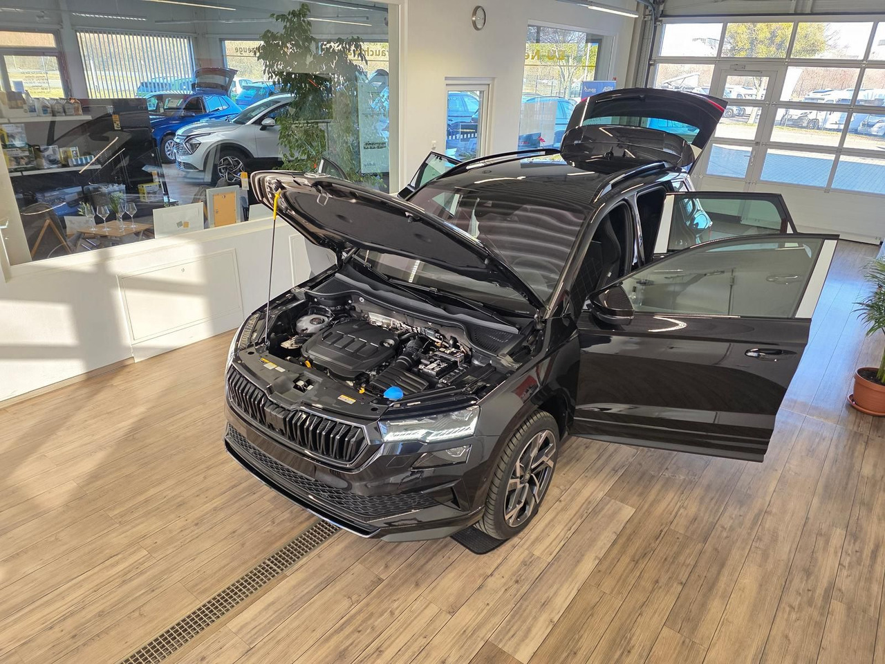 Skoda Karoq Sportline 2,0TDI DSG 4x4*PSD*AHK*360°*NAVI - Внедорожник: фото 2 Skoda Karoq Sportline 2,0TDI DSG 4x4*PSD*AHK*360°*NAVI - Внедорожник: фото 2