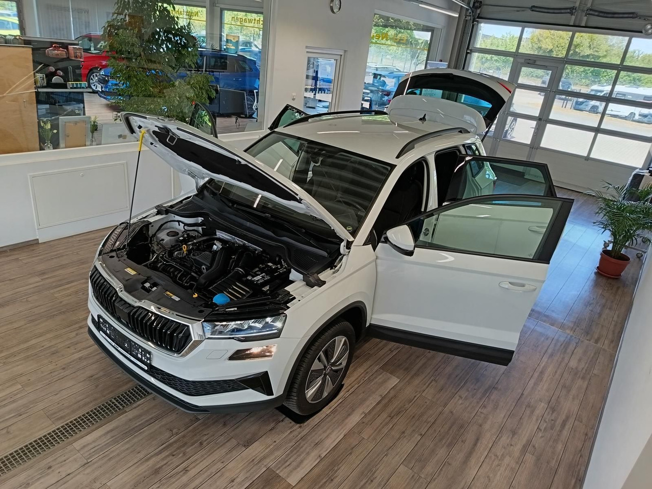 Skoda Karoq Style 1,5 TSI DSG*AHK*NAVI*LED*R-KAM*2xPDC - Внедорожник: фото 2 Skoda Karoq Style 1,5 TSI DSG*AHK*NAVI*LED*R-KAM*2xPDC - Внедорожник: фото 2