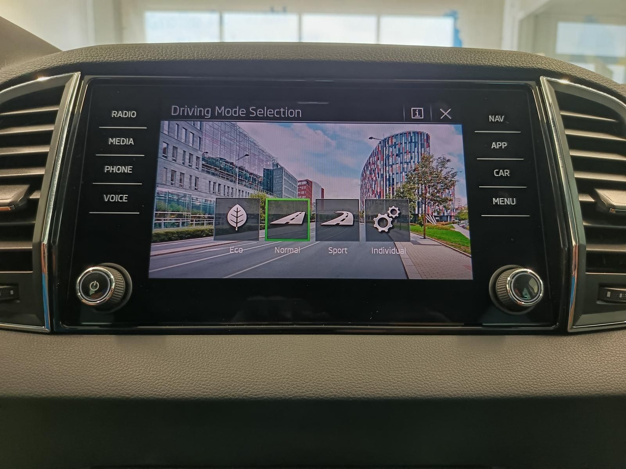 Внедорожник Skoda Karoq Style 1,5TSI DSG*AHK-VORBER*NAVI*LED*R-KAM: фото 14