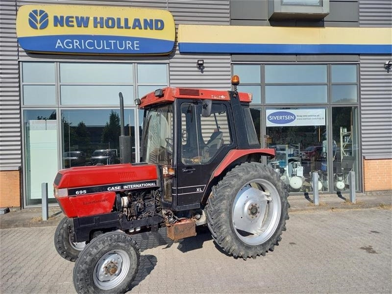 Case IH 695 XL - Трактор: фото 1 Case IH 695 XL - Трактор: фото 1