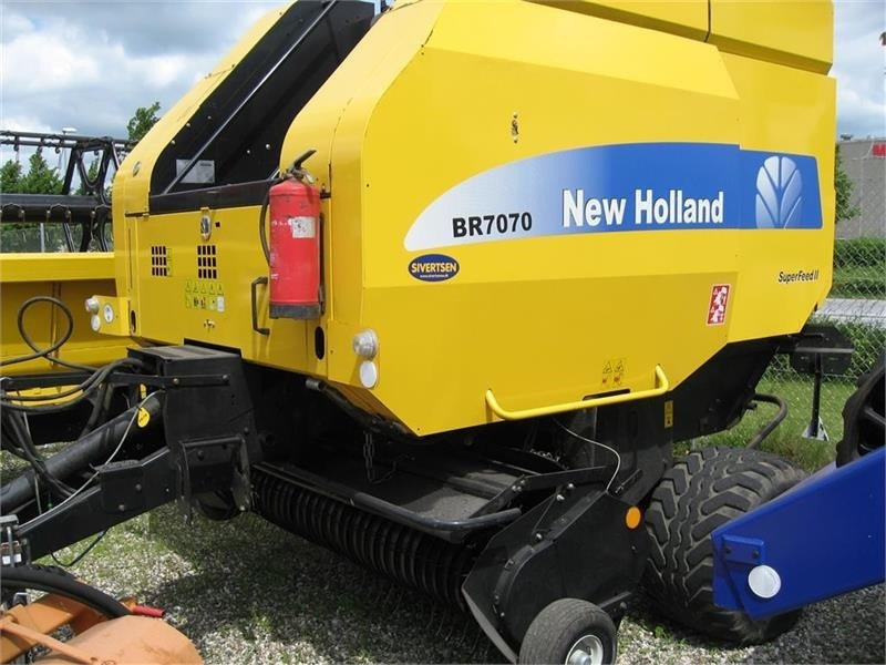 New Holland BR7070 med SUPER FEED - Пресс-подборщик рулонный: фото 1 New Holland BR7070 med SUPER FEED - Пресс-подборщик рулонный: фото 1