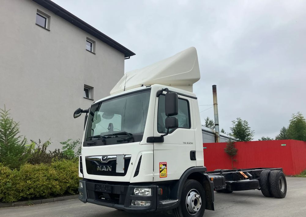 MAN Man TGM 12.250 euro 6 ramo do zabudowy Pomoc drogowa laweta kiper - Грузовик-шасси: фото 1 MAN Man TGM 12.250 euro 6 ramo do zabudowy Pomoc drogowa laweta kiper - Грузовик-шасси: фото 1