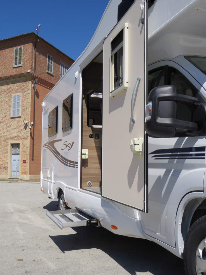 Fiat Ducato RETRACTABLE PLATFORM (300KG CAPACITY) - Альковный автодом: фото 2 Fiat Ducato RETRACTABLE PLATFORM (300KG CAPACITY) - Альковный автодом: фото 2