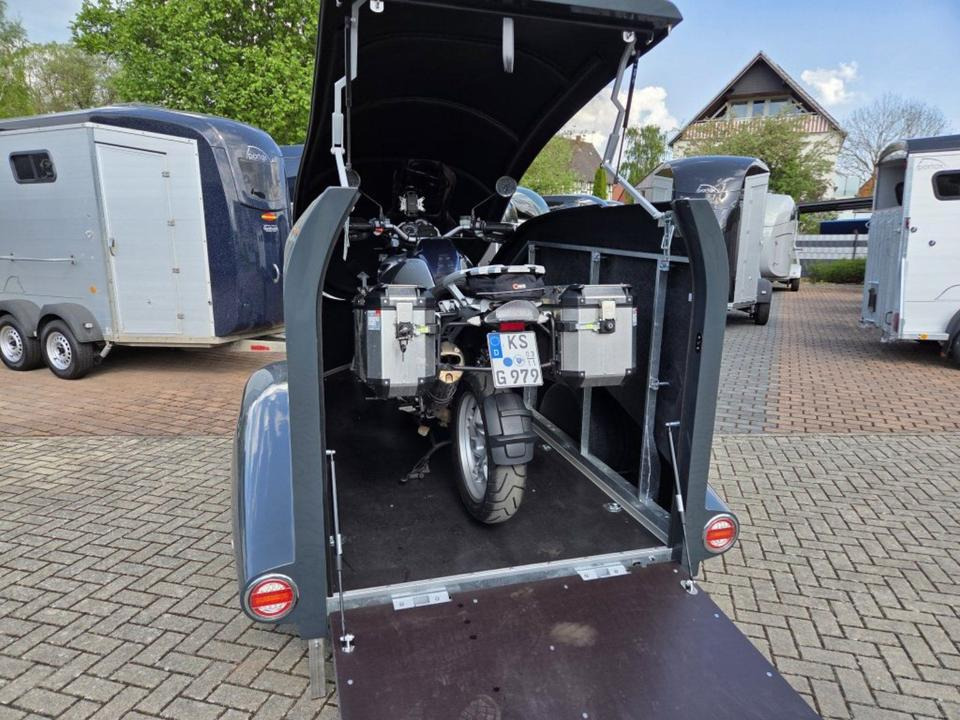 PKW Anhänger geschlossen Motorrad Mieten Leihen 1000kg 100km/h - Прицеп для мотоцикла: фото 1 PKW Anhänger geschlossen Motorrad Mieten Leihen 1000kg 100km/h - Прицеп для мотоцикла: фото 1