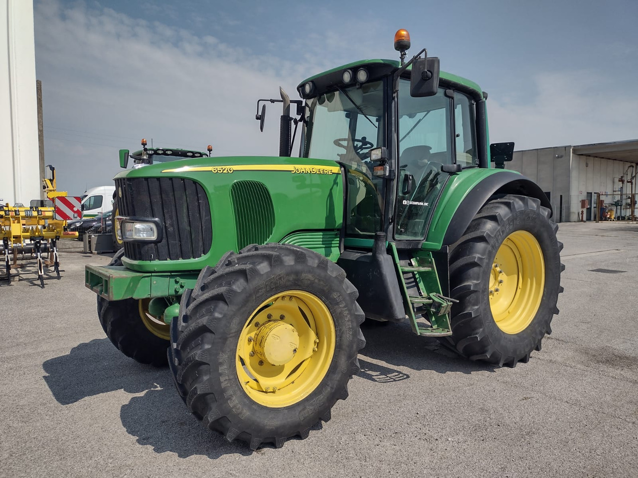 JOHN DEERE 6520 PREMIUM - Трактор: фото 1 JOHN DEERE 6520 PREMIUM - Трактор: фото 1