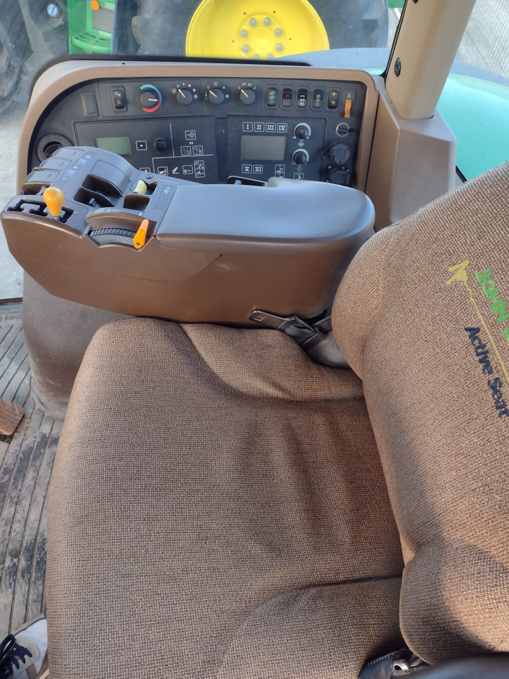 JOHN DEERE 8230 - Трактор: фото 5 JOHN DEERE 8230 - Трактор: фото 5