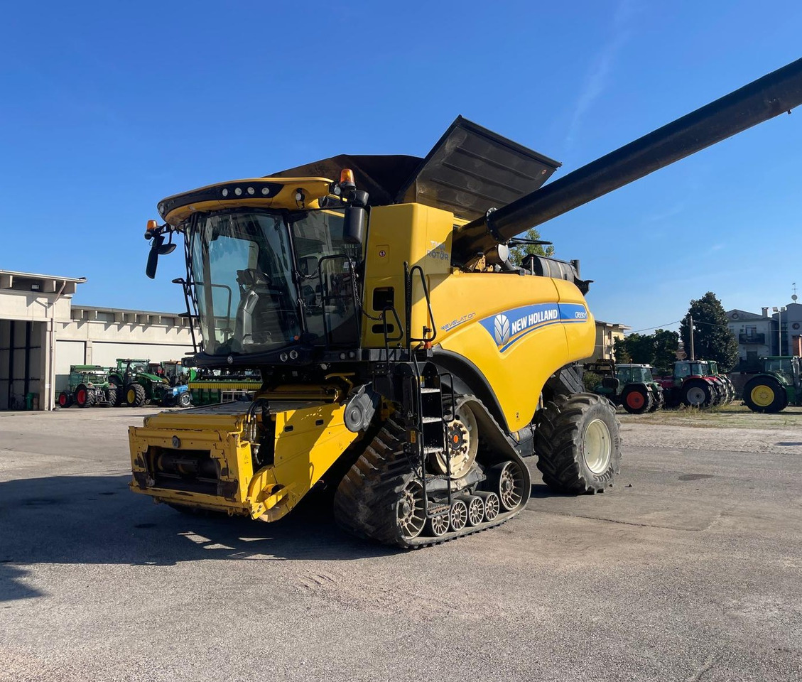 NEW HOLLAND MIETITREBBIA CR 9.90 - Зерноуборочный комбайн: фото 1 NEW HOLLAND MIETITREBBIA CR 9.90 - Зерноуборочный комбайн: фото 1