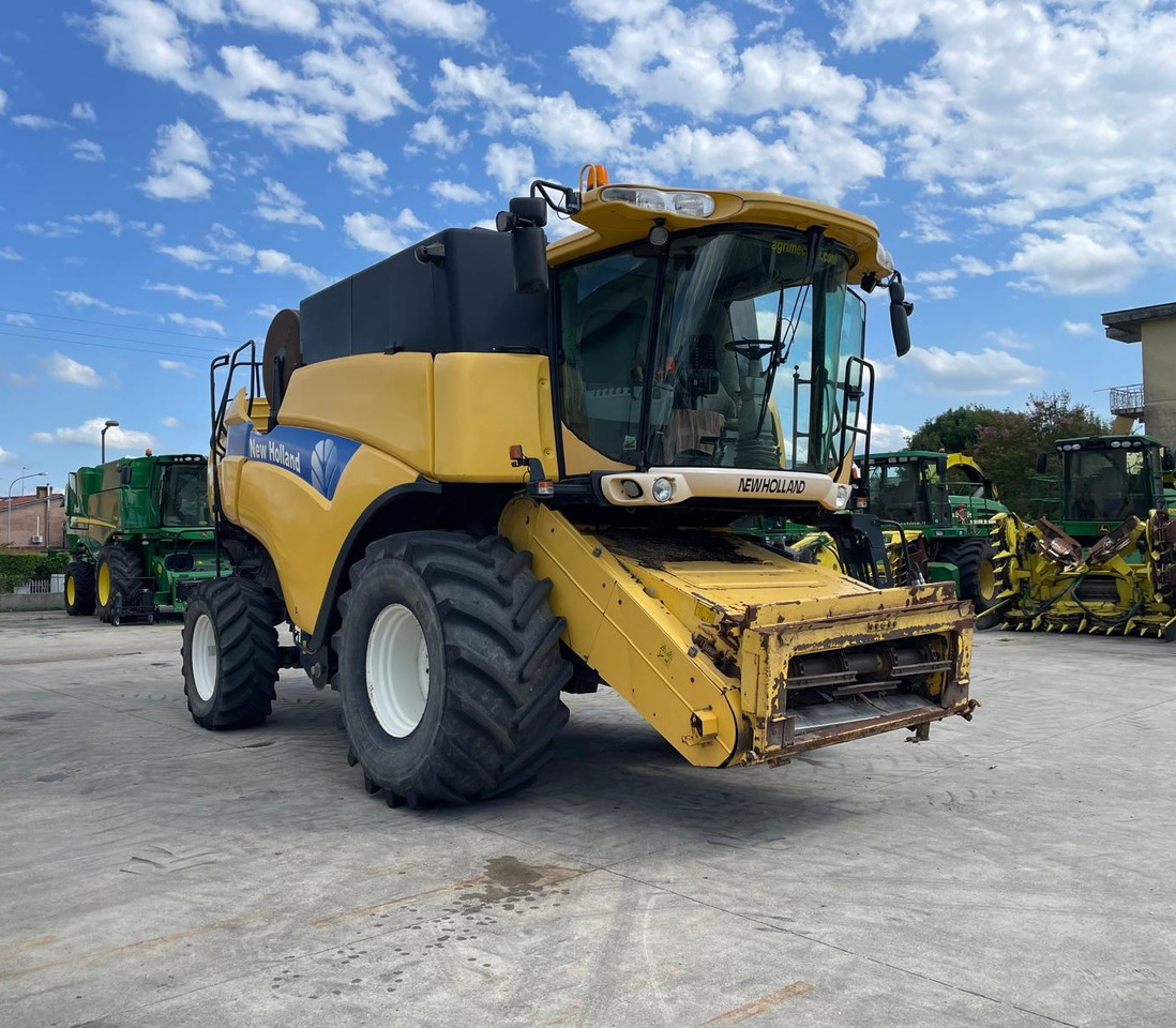 NEW HOLLAND MIETITREBBIA CX 8080 - Зерноуборочный комбайн: фото 2 NEW HOLLAND MIETITREBBIA CX 8080 - Зерноуборочный комбайн: фото 2