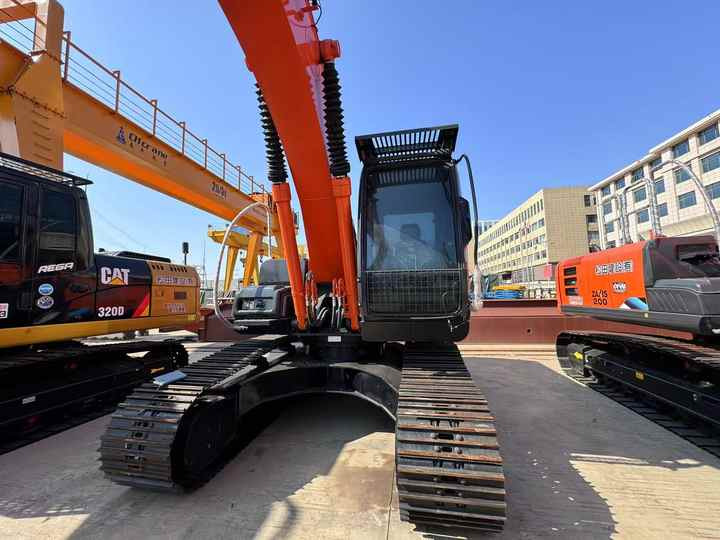 Second Hand Japan Brand Hitachi Zx200 Excavator for Sale Original Hitachi 20tons Medium Excavator in Stock - Экскаватор: фото 3 Second Hand Japan Brand Hitachi Zx200 Excavator for Sale Original Hitachi 20tons Medium Excavator in Stock - Экскаватор: фото 3