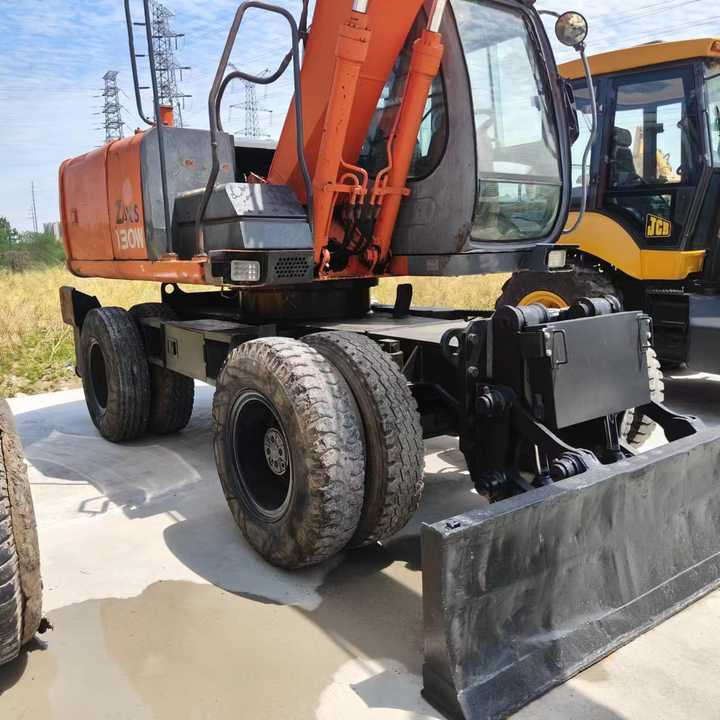 Used Japan Original Brand Hitachi Zx 130w Wheel Excavator Hitachi Zx120 130 200 Excavator for Sale - Экскаватор: фото 1 Used Japan Original Brand Hitachi Zx 130w Wheel Excavator Hitachi Zx120 130 200 Excavator for Sale - Экскаватор: фото 1