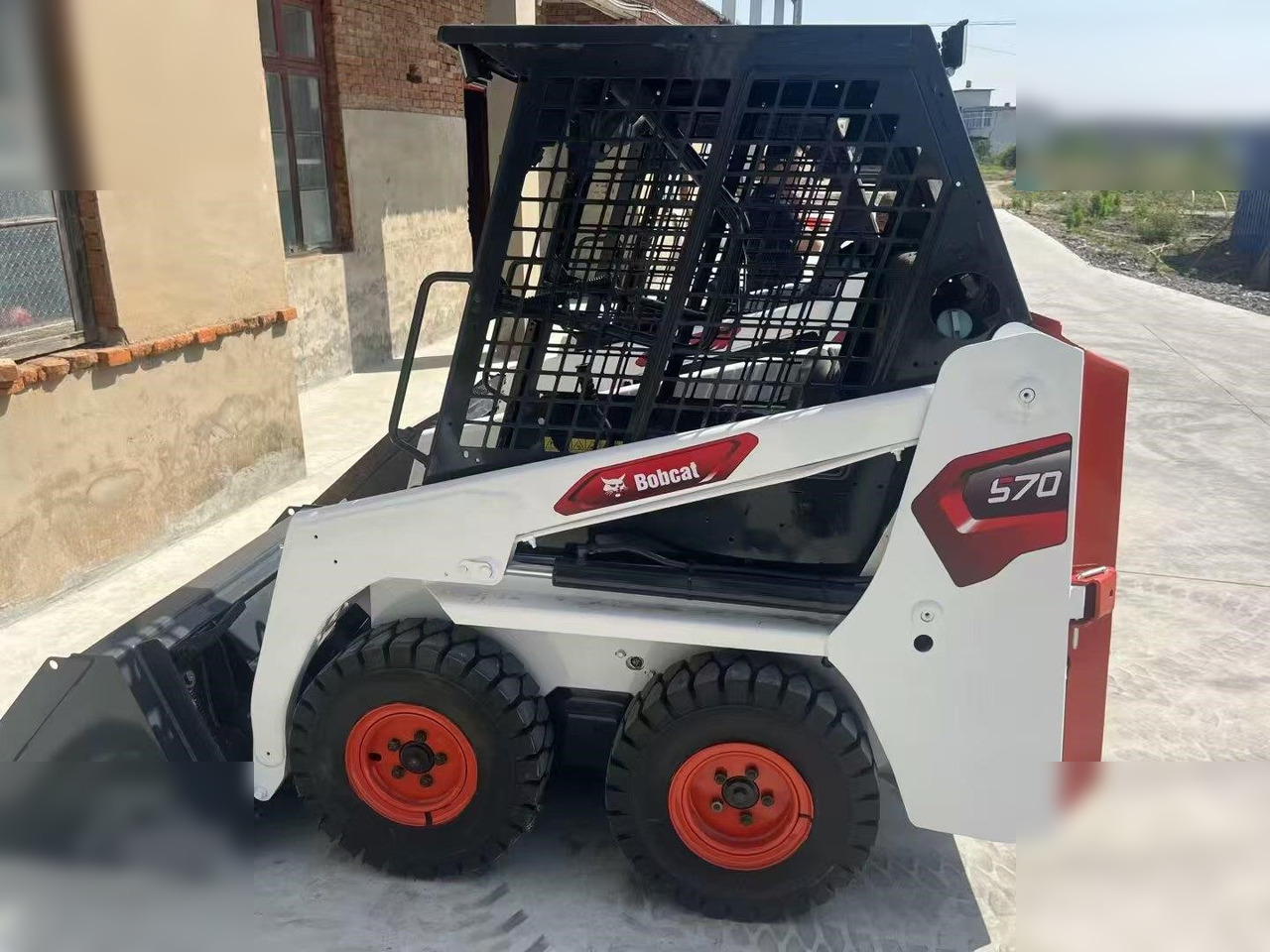 BOBCAT S70 - Мини-погрузчик с бортовым поворотом: фото 1 BOBCAT S70 - Мини-погрузчик с бортовым поворотом: фото 1
