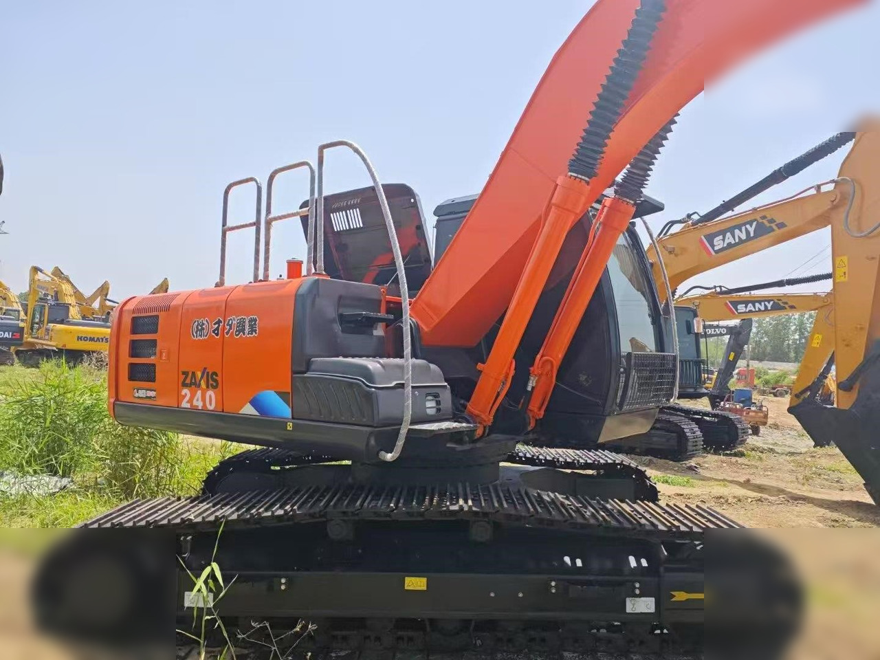 HITACHI ZX240 - Гусеничный экскаватор: фото 1 HITACHI ZX240 - Гусеничный экскаватор: фото 1