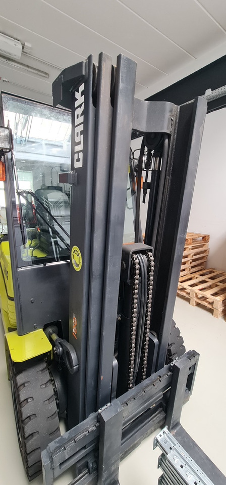 CLARK GTX 25L - Газовый погрузчик: фото 2 CLARK GTX 25L - Газовый погрузчик: фото 2