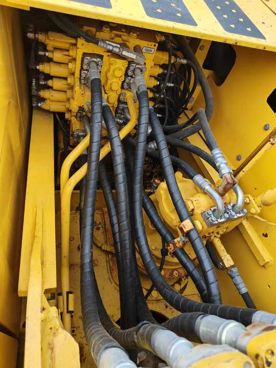 Komatsu PC 200 - Гусеничный экскаватор: фото 3 Komatsu PC 200 - Гусеничный экскаватор: фото 3