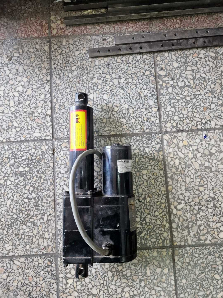 Siłownik elektryczny kombajn Deutz Fahr 1606_2307 1605_4550 - Запчасти для Сельскохозяйственной техники: фото 1 Siłownik elektryczny kombajn Deutz Fahr 1606_2307 1605_4550 - Запчасти для Сельскохозяйственной техники: фото 1