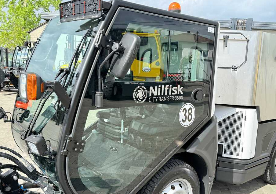 Nilfisk Nilfisk City Ranger 3500 – Articulated Municipal Sweeper | Year 2017 | On - Подметально-уборочная машина: фото 4 Nilfisk Nilfisk City Ranger 3500 – Articulated Municipal Sweeper | Year 2017 | On - Подметально-уборочная машина: фото 4