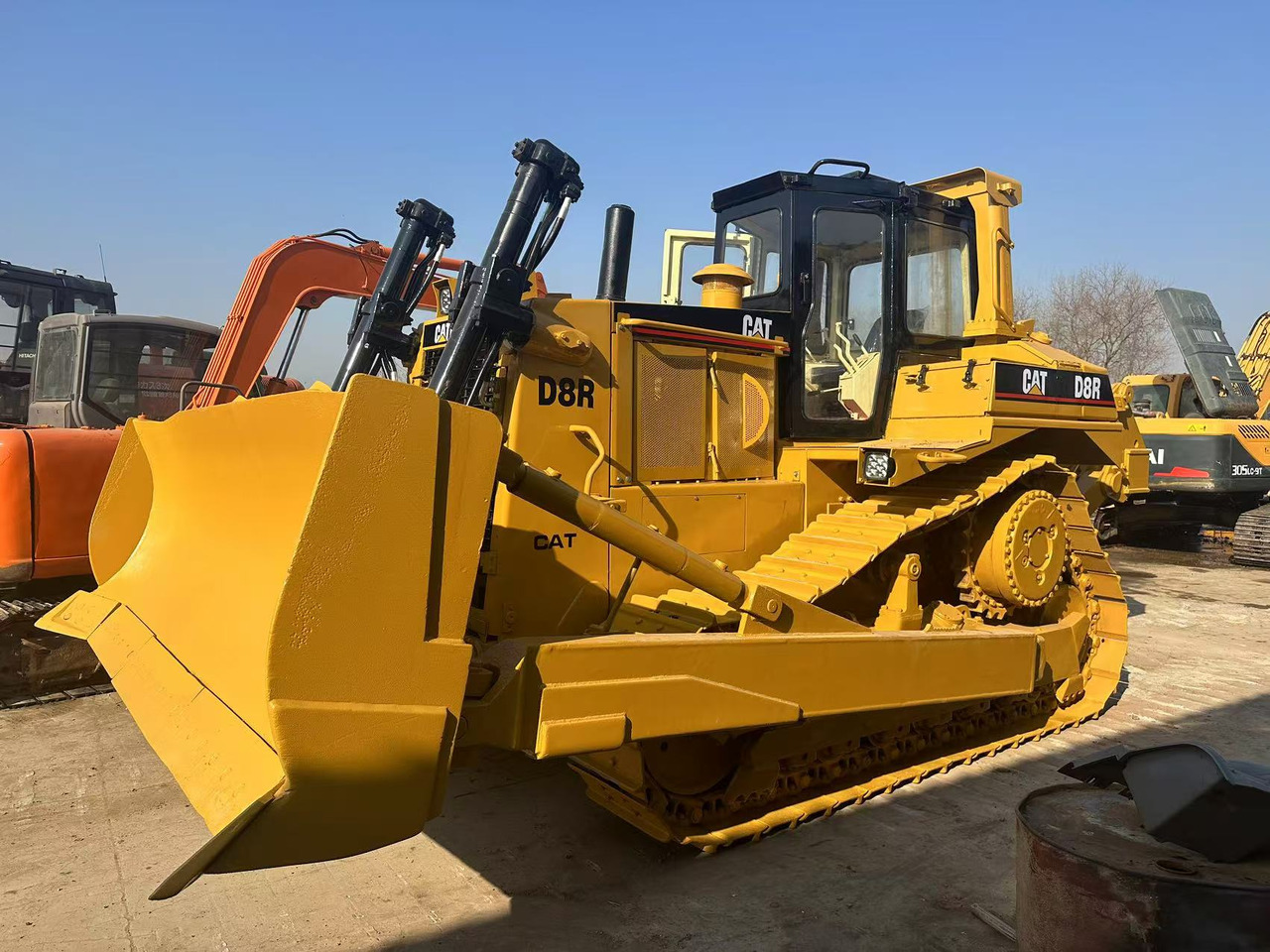 CATERPILLAR Used Bulldozer D8R Hotsale D6R D7G - Бульдозер: фото 1 CATERPILLAR Used Bulldozer D8R Hotsale D6R D7G - Бульдозер: фото 1