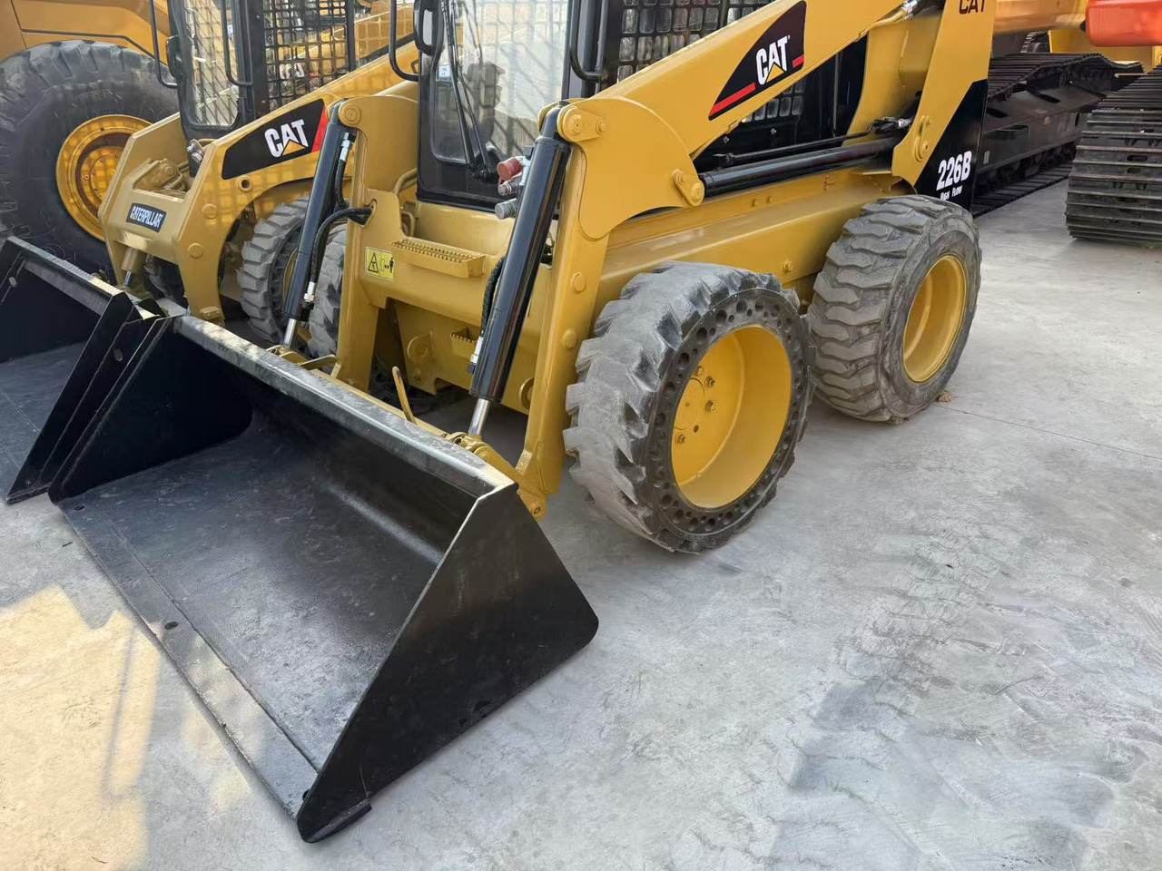 CATERPILLAR Used Mini Small CAT226B Skid Steer Loader in Stock with Best Review for Sale - Мини-погрузчик с бортовым поворотом: фото 4 CATERPILLAR Used Mini Small CAT226B Skid Steer Loader in Stock with Best Review for Sale - Мини-погрузчик с бортовым поворотом: фото 4