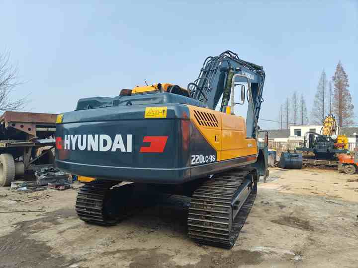 Second-hand Korean Hyundai 200LC-9S Excavator of Excellent Quality Is on Hot Sale at a Low Price - Экскаватор: фото 3 Second-hand Korean Hyundai 200LC-9S Excavator of Excellent Quality Is on Hot Sale at a Low Price - Экскаватор: фото 3