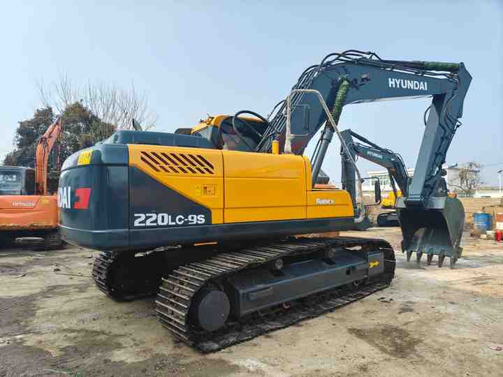 Second-hand Korean Hyundai 200LC-9S Excavator of Excellent Quality Is on Hot Sale at a Low Price - Экскаватор: фото 2 Second-hand Korean Hyundai 200LC-9S Excavator of Excellent Quality Is on Hot Sale at a Low Price - Экскаватор: фото 2