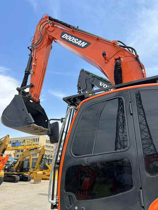 Used Digger DOOSAN DX300 Construction Machinery Construction Digger Used DOOSAN DX300 Cheap Excavator - Гусеничный экскаватор: фото 2 Used Digger DOOSAN DX300 Construction Machinery Construction Digger Used DOOSAN DX300 Cheap Excavator - Гусеничный экскаватор: фото 2