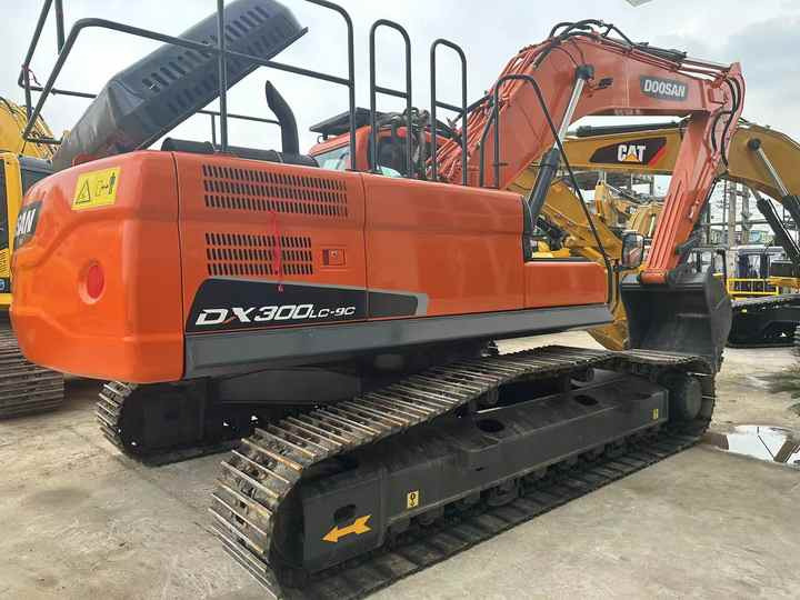 Used Excavator Doosan DX300 Excavators Mini Equipment Earth Moving Machinery Doosan Digger Excavator for Sale - Гусеничный экскаватор: фото 4 Used Excavator Doosan DX300 Excavators Mini Equipment Earth Moving Machinery Doosan Digger Excavator for Sale - Гусеничный экскаватор: фото 4