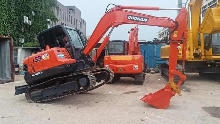 Used Mini Excavator DX55-9C Doosan Excavator 5 Tonnes High Performance Low Price for Sale Dh55 Dh60 Dx55 Dx60 in Stock - Мини-экскаватор: фото 2 Used Mini Excavator DX55-9C Doosan Excavator 5 Tonnes High Performance Low Price for Sale Dh55 Dh60 Dx55 Dx60 in Stock - Мини-экскаватор: фото 2