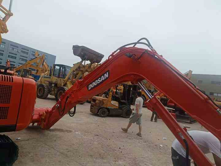 Used Mini Excavator DX55-9C Doosan Excavator 5 Tonnes High Performance Low Price for Sale Dh55 Dh60 Dx55 Dx60 in Stock - Мини-экскаватор: фото 3 Used Mini Excavator DX55-9C Doosan Excavator 5 Tonnes High Performance Low Price for Sale Dh55 Dh60 Dx55 Dx60 in Stock - Мини-экскаватор: фото 3