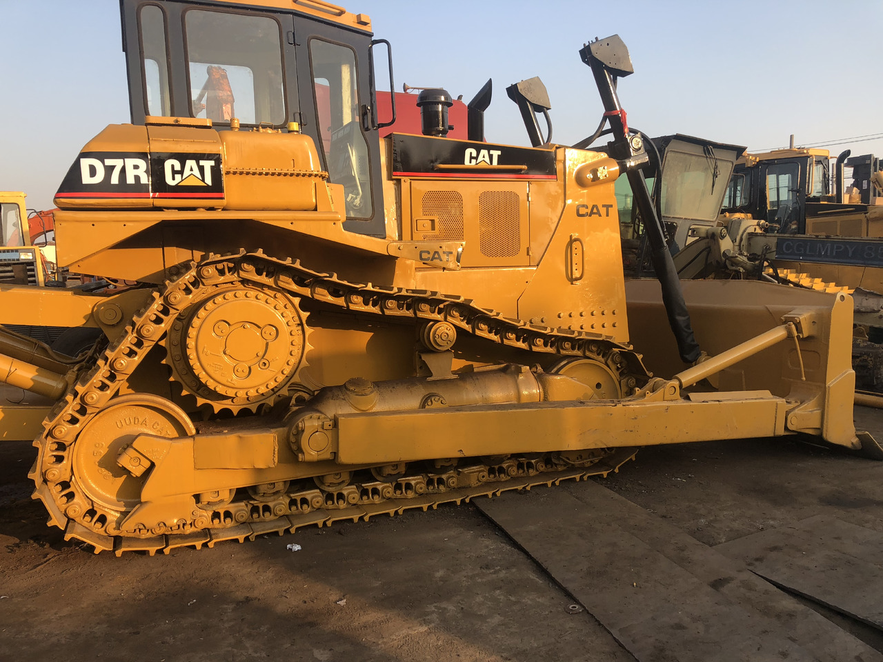 Used bulldozer CAT D7R high quality hotsale - Бульдозер: фото 4 Used bulldozer CAT D7R high quality hotsale - Бульдозер: фото 4