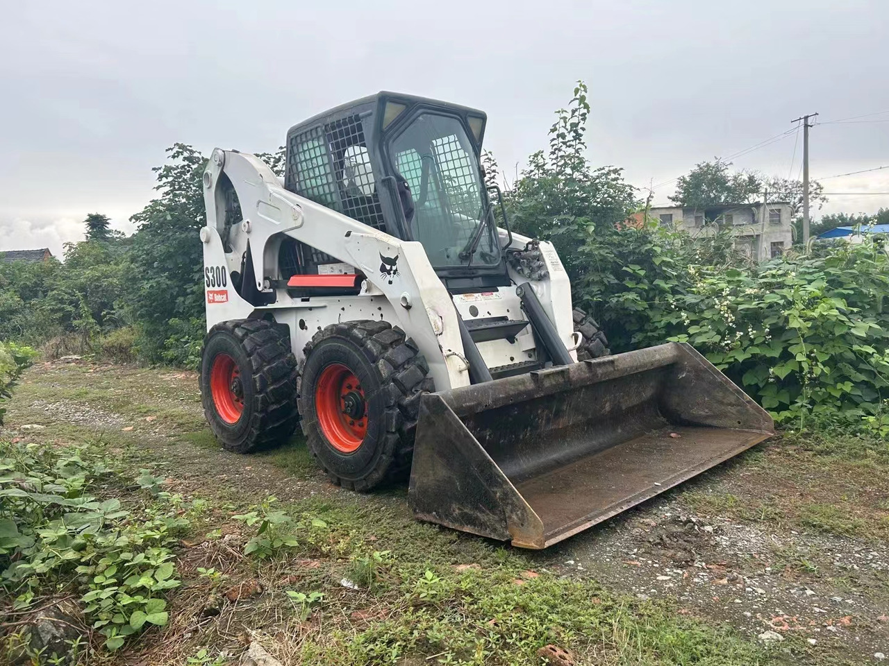 BOBCAT S300 - Мини-погрузчик с бортовым поворотом: фото 3 BOBCAT S300 - Мини-погрузчик с бортовым поворотом: фото 3