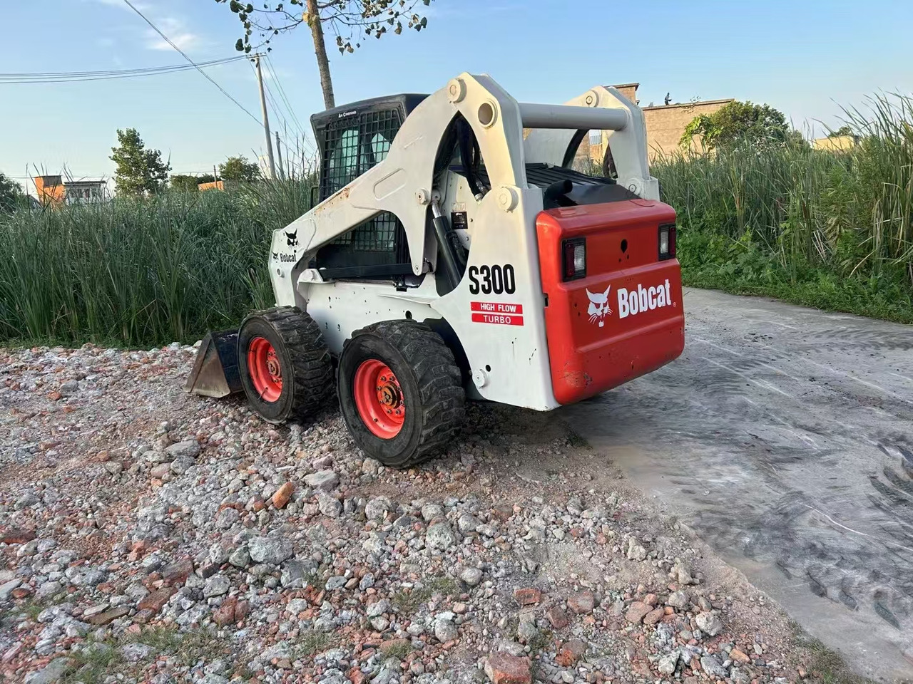 BOBCAT S300 - Мини-погрузчик с бортовым поворотом: фото 3 BOBCAT S300 - Мини-погрузчик с бортовым поворотом: фото 3