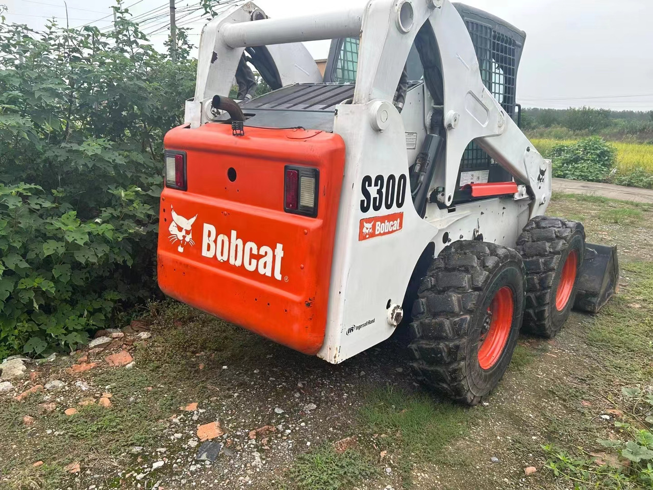 BOBCAT S300 - Мини-погрузчик с бортовым поворотом: фото 4 BOBCAT S300 - Мини-погрузчик с бортовым поворотом: фото 4