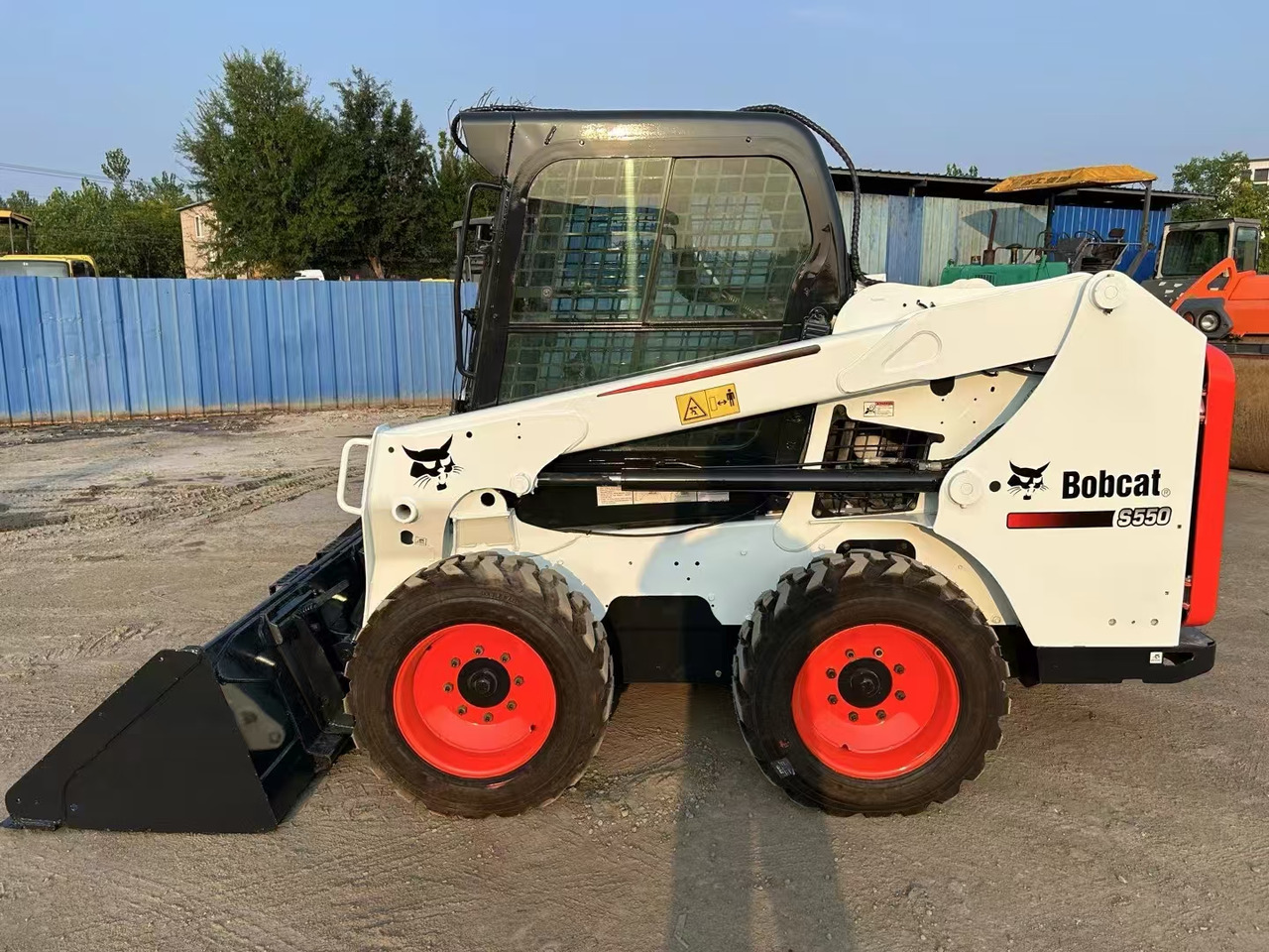 BOBCAT S550 - Мини-погрузчик с бортовым поворотом: фото 1 BOBCAT S550 - Мини-погрузчик с бортовым поворотом: фото 1