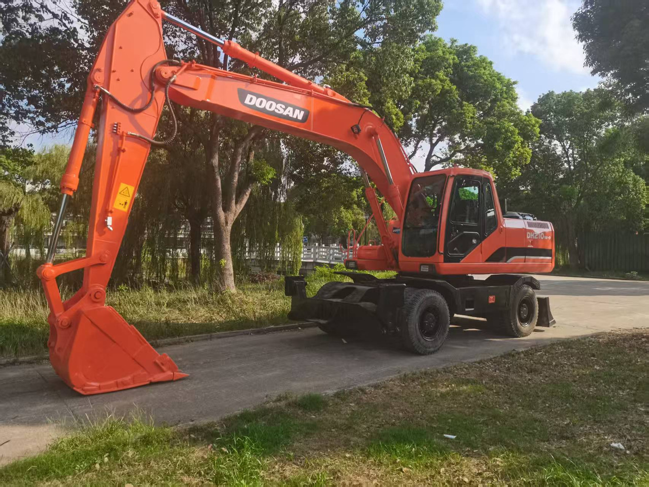 DOOSAN DH210W-9C - Колёсный экскаватор: фото 2 DOOSAN DH210W-9C - Колёсный экскаватор: фото 2